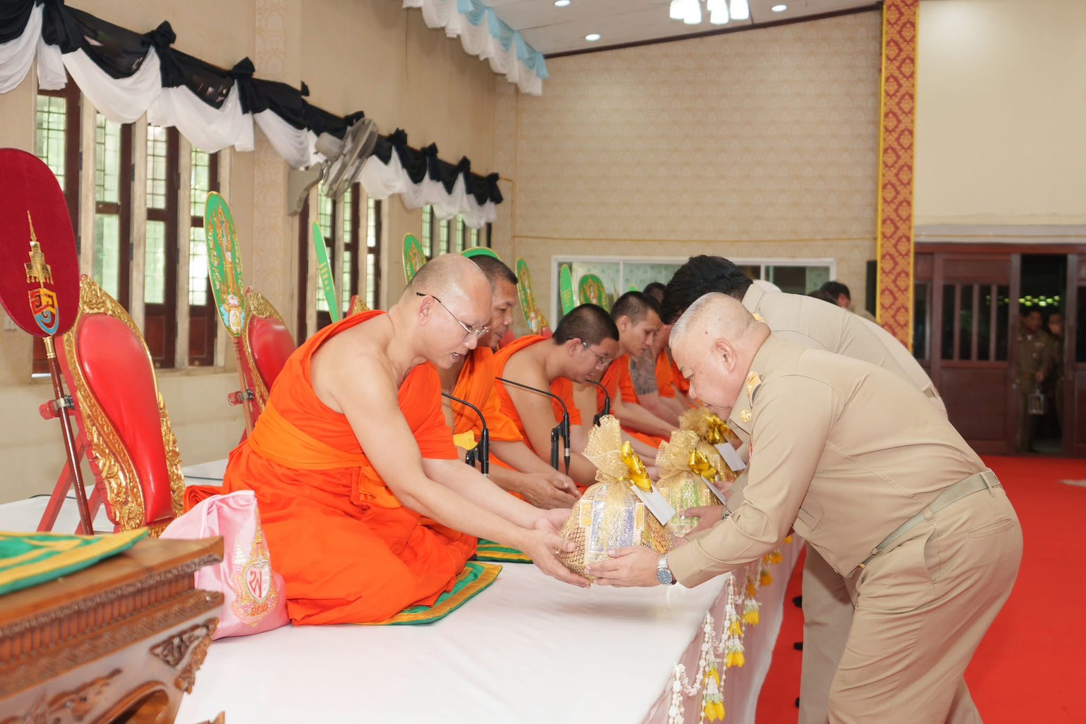 title - วันจันทร์ที่ 29 ธันวาคม 2568 เวลา 14.30 น. นายวิทูล ประดิษฐบุญ  ปฏิรูปที่ดินจังหวัดปราจีนบุรี มอบหมายให้ ข้าราชการ และเจ้าหน้าที่ ส.ป.ก.ปราจีนบุรี เข้าร่วม พิธีรับไฟพระฤกษ์และน้ำพระพุทธมนต์ประทาน  ของสมเด็จพระอริยวงศาคตญาณ สมเด็จพระสังฆราช สกลมหาสังฆปริณายก  เนื่องในโอกาสวันขึ้นปีใหม่ 2568